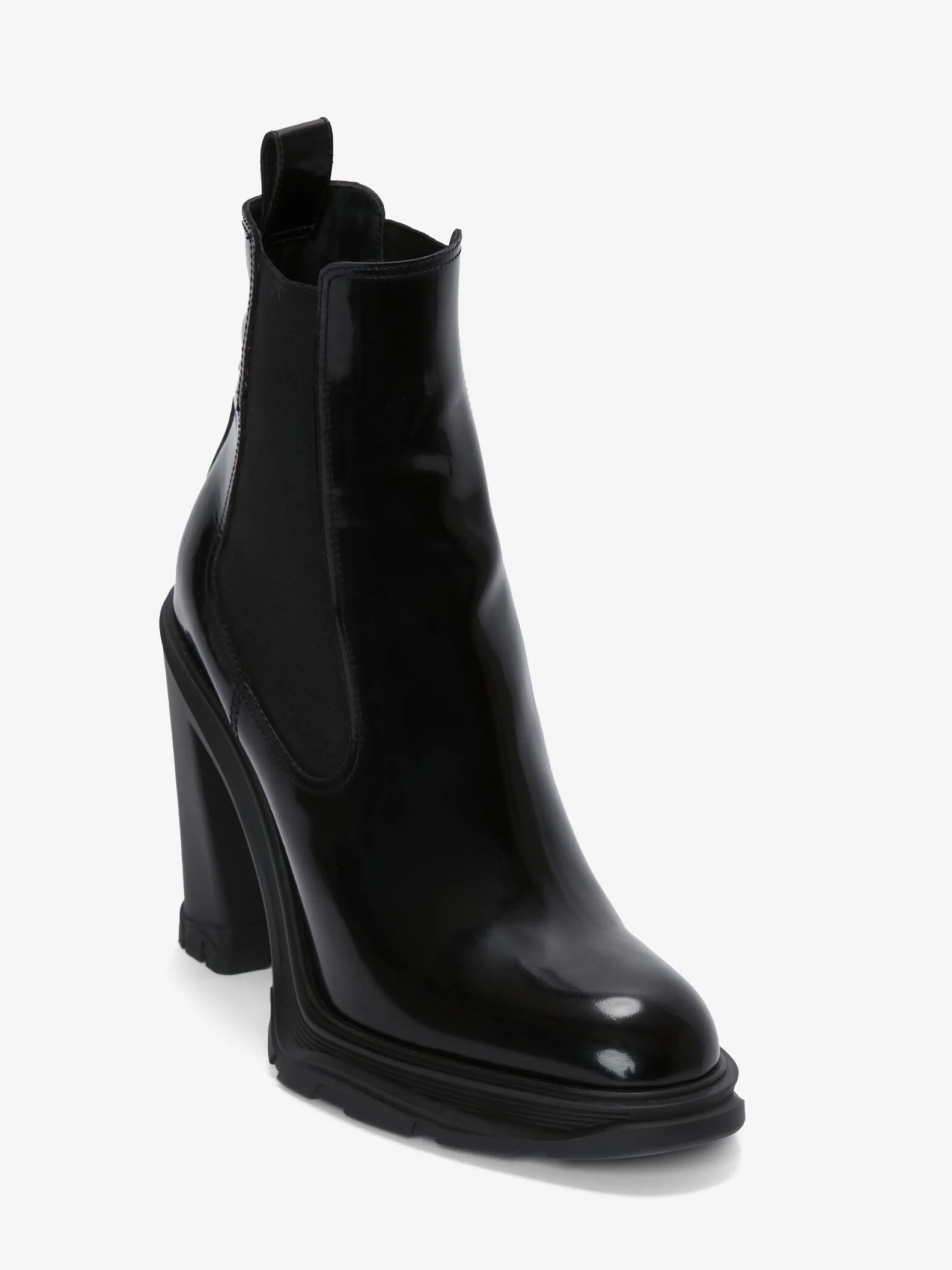 Store Alexander McQueen Women's Tread Heeled Chelsea Boot in Black